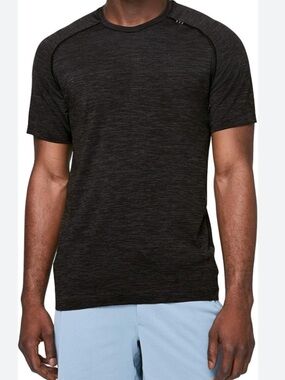Lululemon  Men's Short Sleeve Shirt EUC Size 10